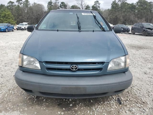 2000 Toyota Sienna LE