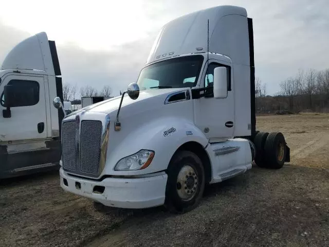 2014 Kenworth T680 Semi Truck