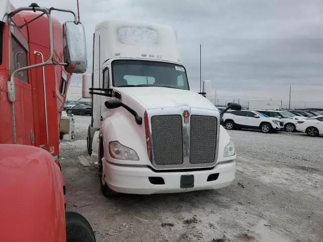 2014 Kenworth T680 Semi Truck