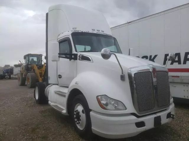 2015 Kenworth T680 Semi Truck