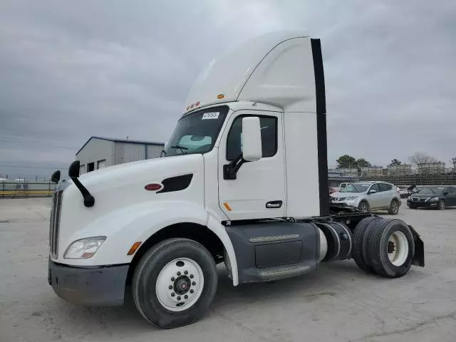 2017 Peterbilt 579 Semi Truck