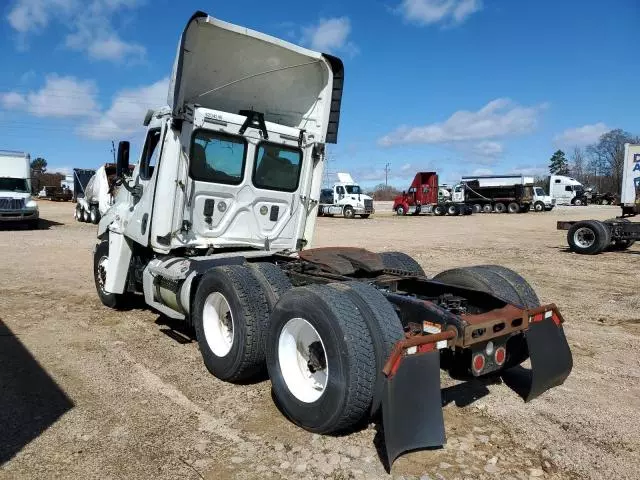 2014 Freightliner Cascadia Semi Truck