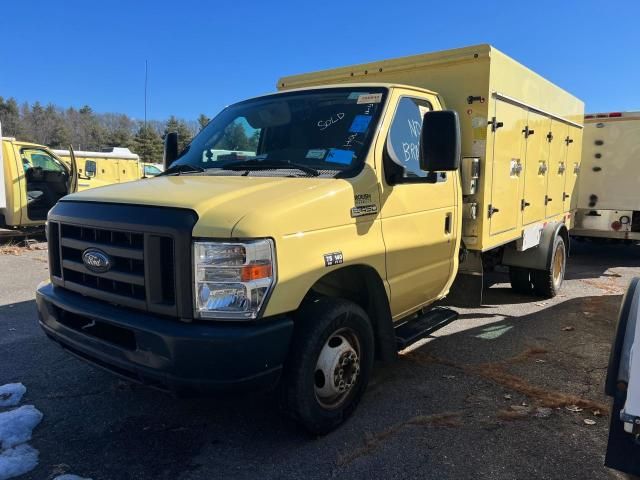 2019 Ford Econoline E450 Super Duty Cutaway Van