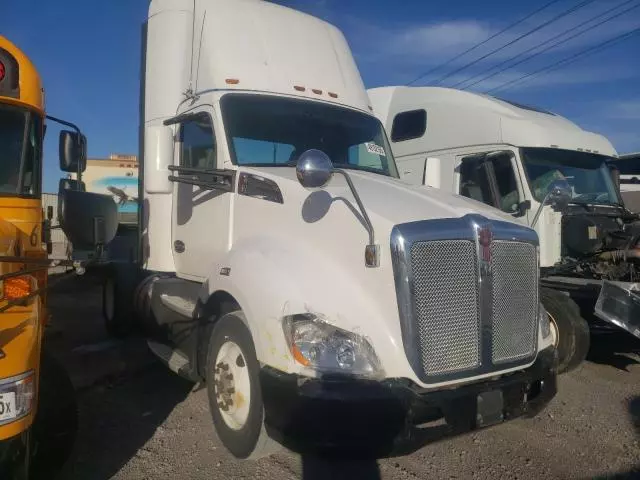 2016 Kenworth T680 Semi Truck