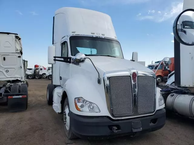 2014 Kenworth T680 Semi Truck