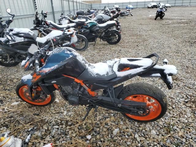 2022 KTM 890 Duke R