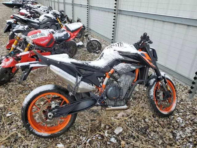 2022 KTM 890 Duke R