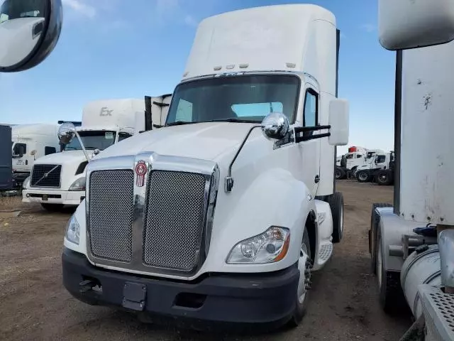 2014 Kenworth T680 Semi Truck