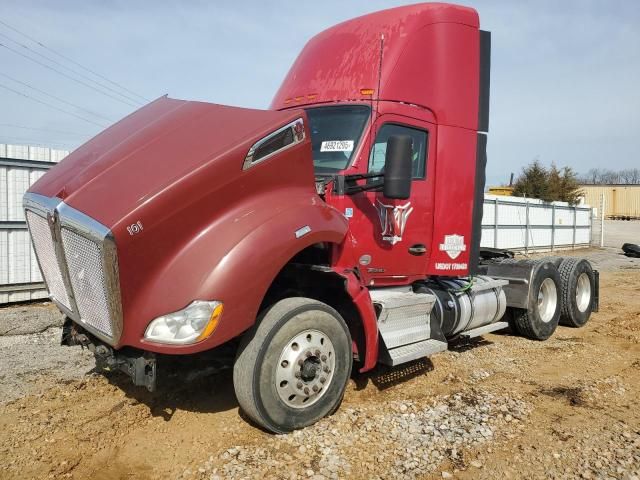 2015 Kenworth T680 Semi Truck