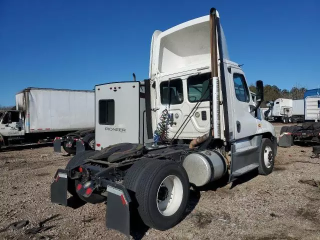 2016 Freightliner Cascadia Semi Truck