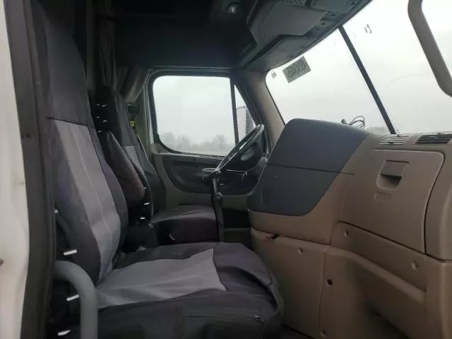 2012 Freightliner Cascadia Semi Truck