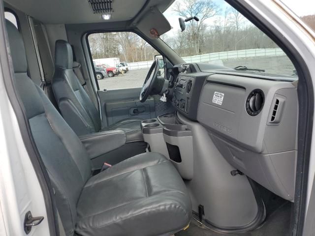 2015 Ford Econoline E350 Super Duty Cutaway Van