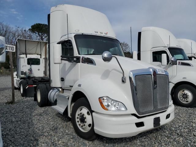 2014 Kenworth T680 Semi Truck