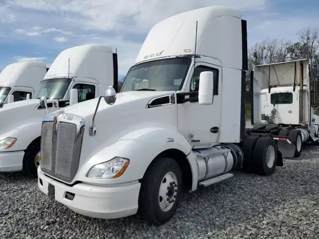 2014 Kenworth T680 Semi Truck