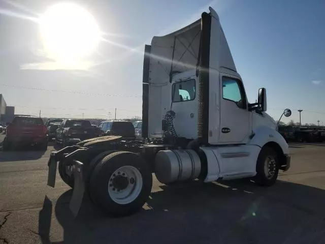 2014 Kenworth T680 Semi Truck