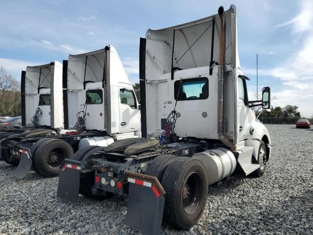 2014 Kenworth T680 Semi Truck