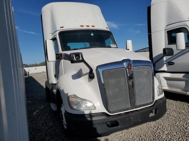 2016 Kenworth T680 Semi Truck