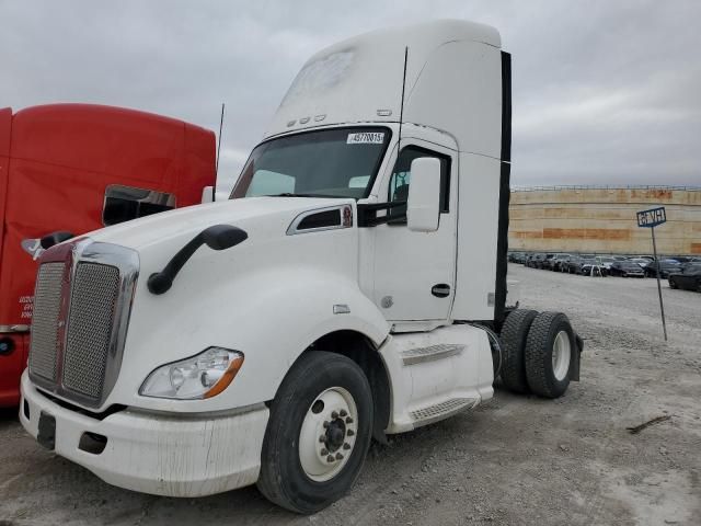 2014 Kenworth T680 Semi Truck