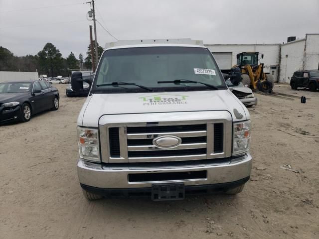 2014 Ford Econoline E350 Super Duty Cutaway Van