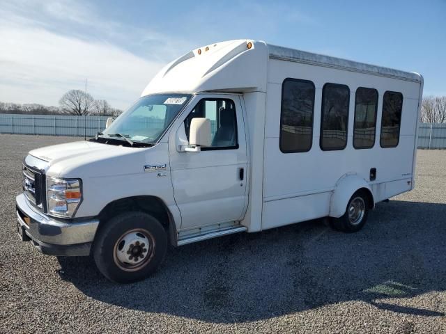 2015 Ford Econoline E350 Super Duty Cutaway Van