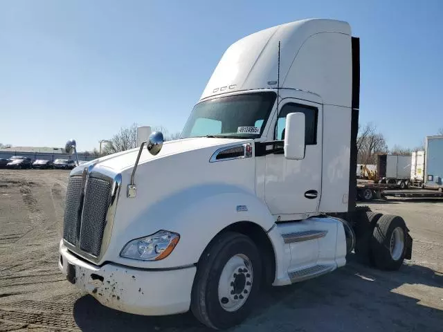 2014 Kenworth T680 Semi Truck