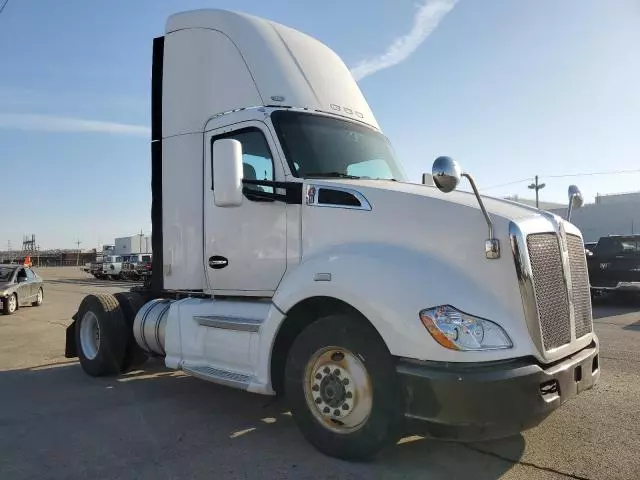 2014 Kenworth T680 Semi Truck