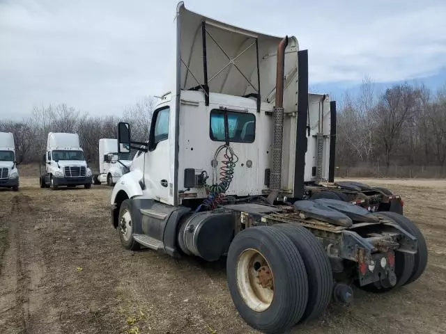 2016 Kenworth T680 Semi Truck