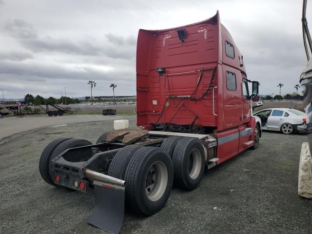 2004 Volvo VNL Semi Truck