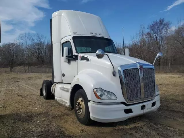 2014 Kenworth T680 Semi Truck