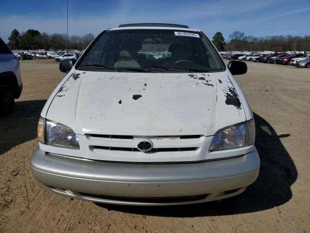 1999 Toyota Sienna LE