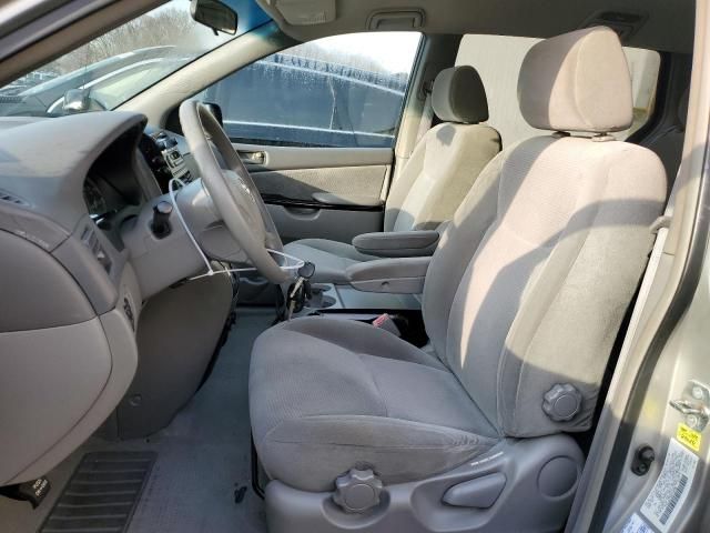 2004 Toyota Sienna CE