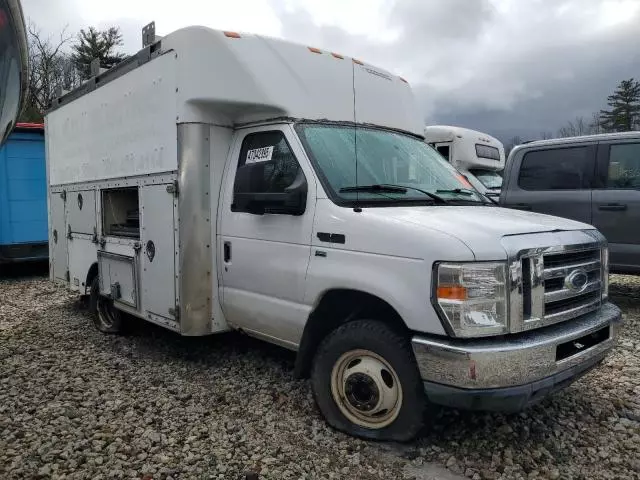 2011 Ford Econoline E350 Super Duty Cutaway Van