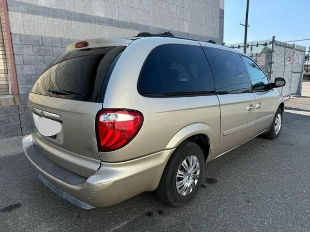 2005 Chrysler Town & Country LX