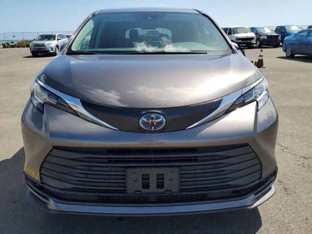 2022 Toyota Sienna LE