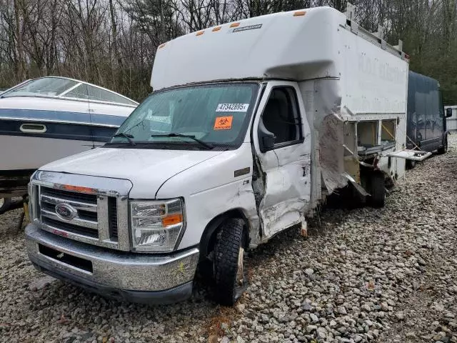 2011 Ford Econoline E350 Super Duty Cutaway Van