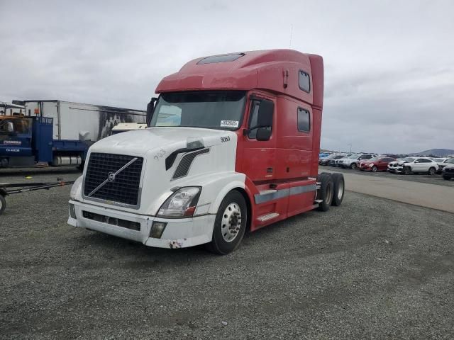 2004 Volvo VNL Semi Truck