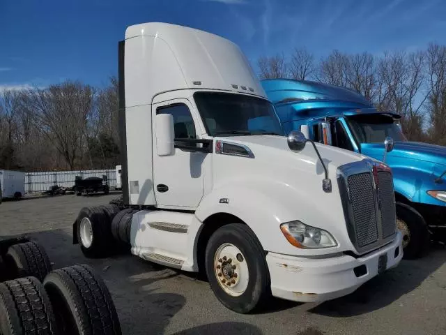 2014 Kenworth T680 Semi Truck