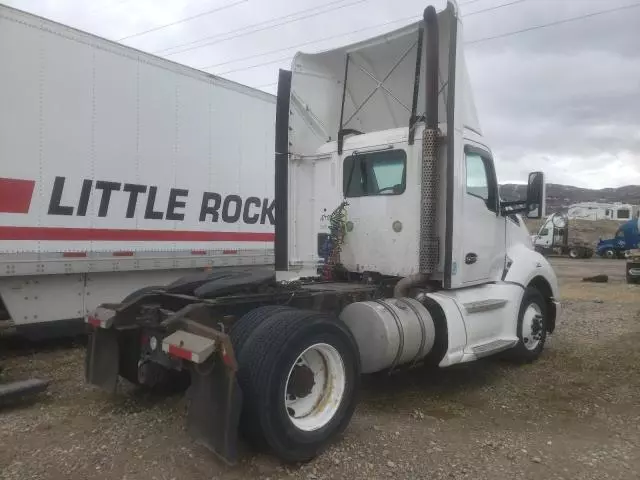 2015 Kenworth T680 Semi Truck