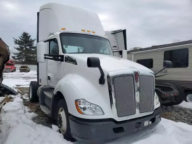 2016 Kenworth T680 Semi Truck