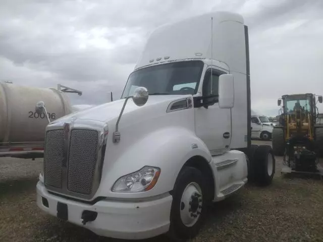 2015 Kenworth T680 Semi Truck