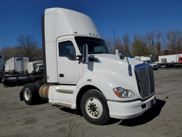 2014 Kenworth T680 Semi Truck