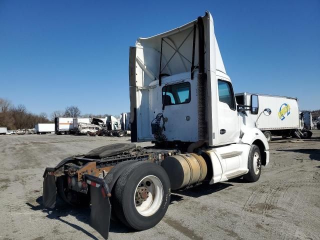 2014 Kenworth T680 Semi Truck