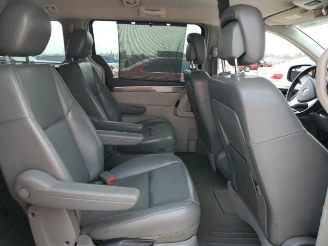 2010 Volkswagen Routan SE