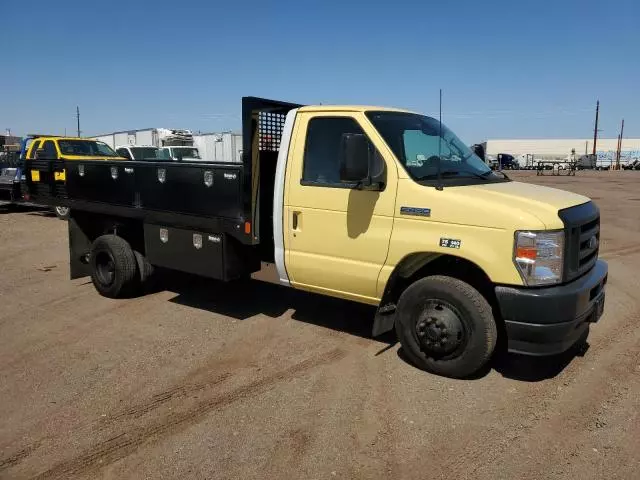 2022 Ford Econoline E450 Super Duty Cutaway Van