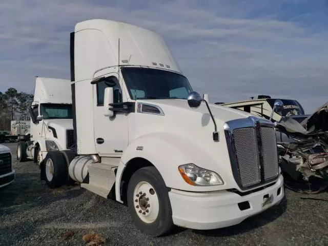 2013 Kenworth T680 Semi Truck