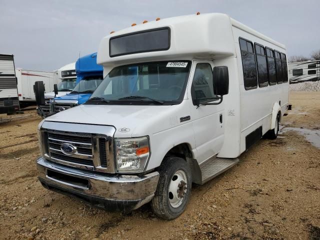 2017 Ford Econoline E450 Super Duty Cutaway Van