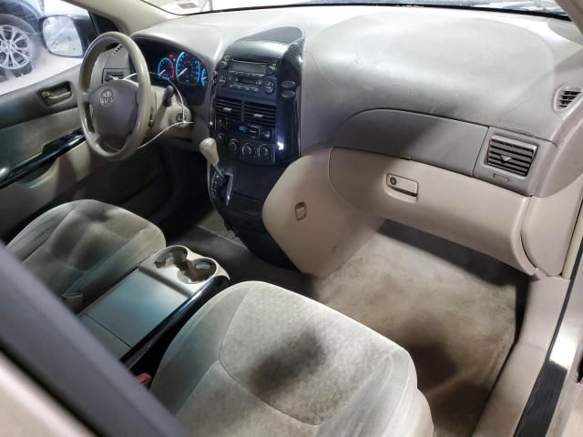 2004 Toyota Sienna CE