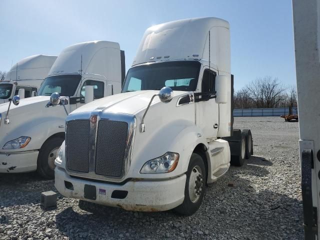 2014 Kenworth T680 Semi Truck