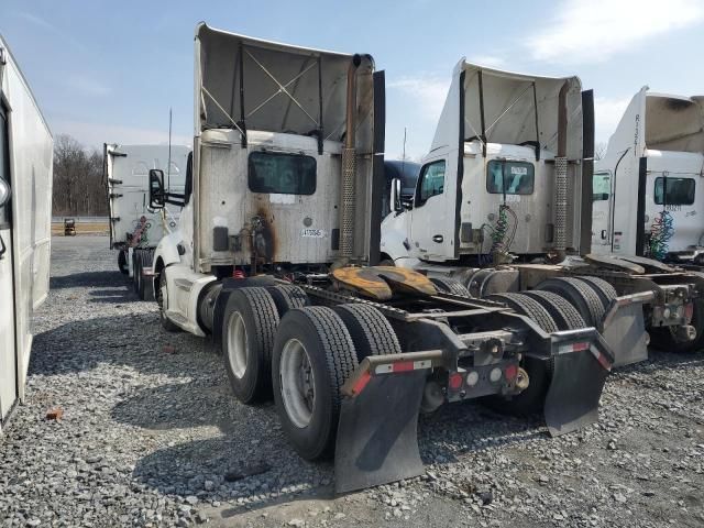 2014 Kenworth T680 Semi Truck