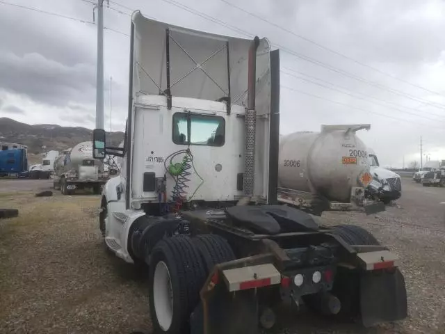 2015 Kenworth T680 Semi Truck